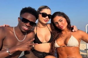 开云体育下载-左拥右抱维尼修斯与多名性感网红度假️在沙滩合影