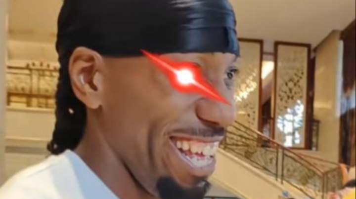 kaiyun.com-这不热巴吗？狂热球迷被好友及时拦截 头巾小卡笑嘻了