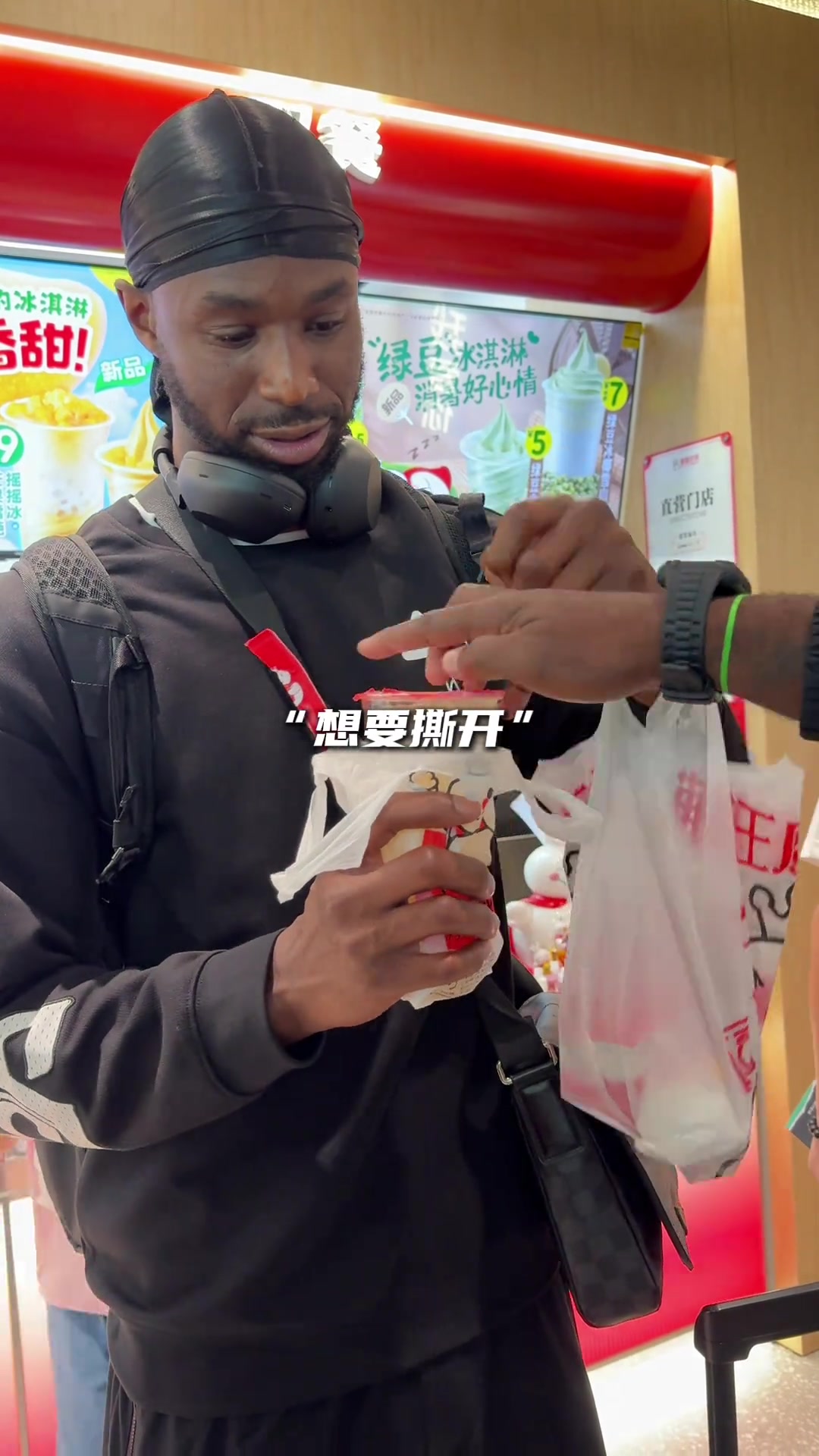 尝尝味🤩维金斯喝上了蜜雪冰城 吸管拿反再献神表情🤗