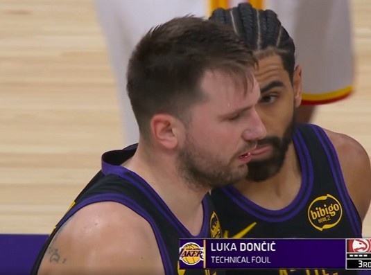 kaiyun-有点浪！东契奇失误丢球反抢犯规 还赔上一个技犯